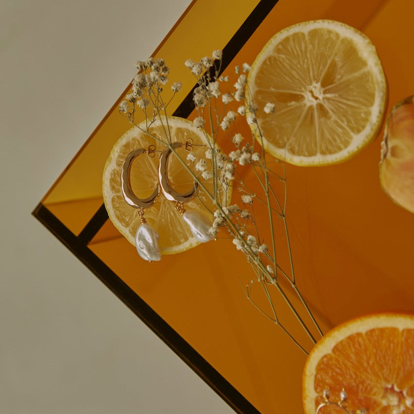 Assiette de verre orange avec boucles d'oreilles avec perles