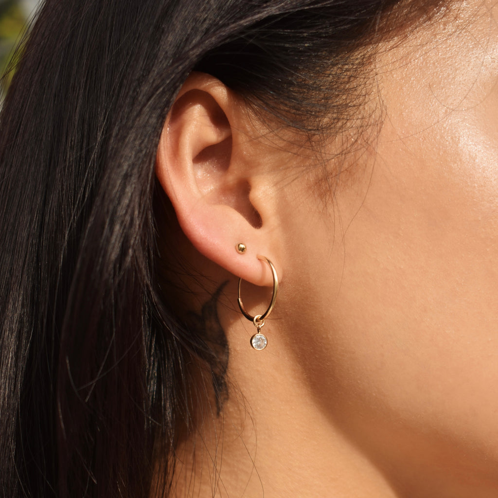 Boucles d'oreilles anneaux or avec zircon blanc